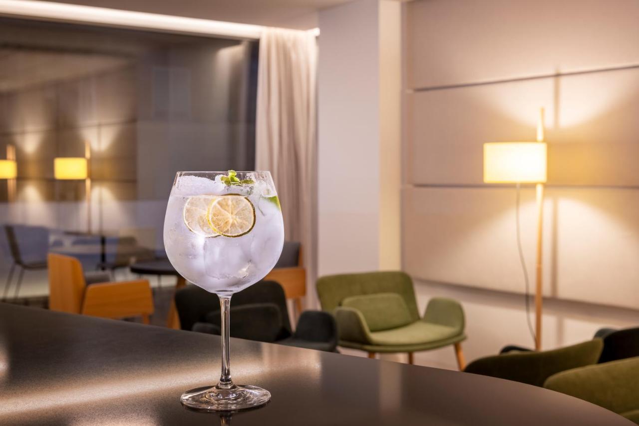 Eurostars Portico Аликанте Экстерьер фото A glass of G'Vine Floraison with tonic water